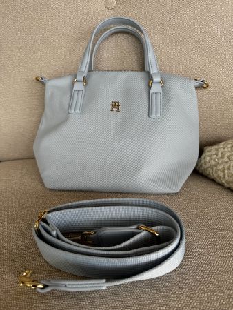 Tommy Hilfiger - Kleiner Shopper aus hellblauem Rippstoff