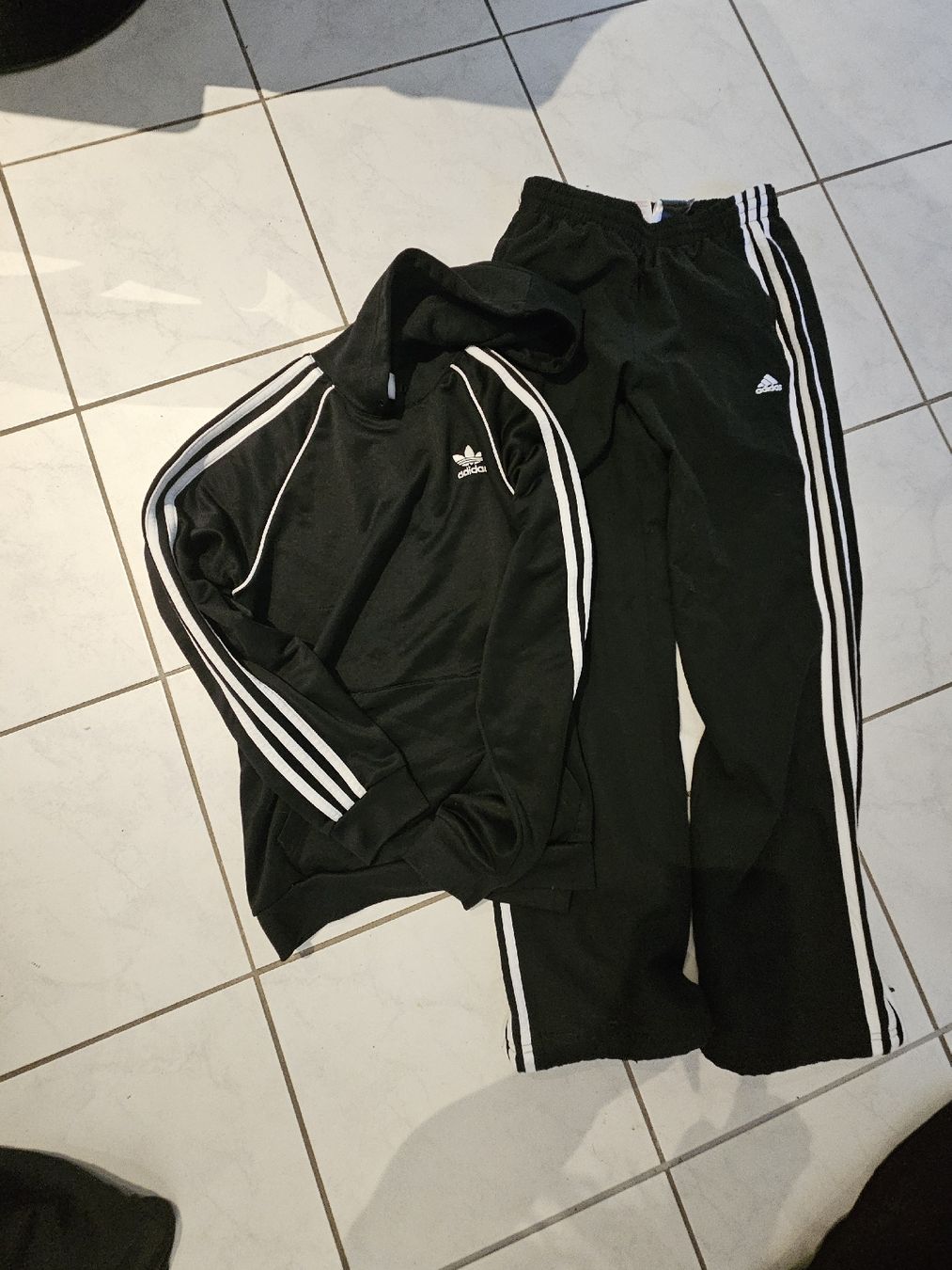 Adidas Lotti di vestiti: Sportset von Adidas – Usato da Pfaffnau venduto da sim_6rqw 1