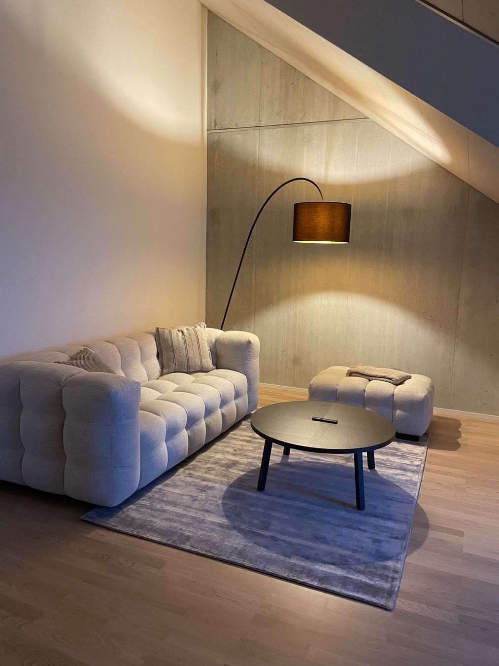 Divani: Beiges Sofa mit passendem Sitzpouf - Topzustand – Usato da Stäfa venduto da jam_msw9