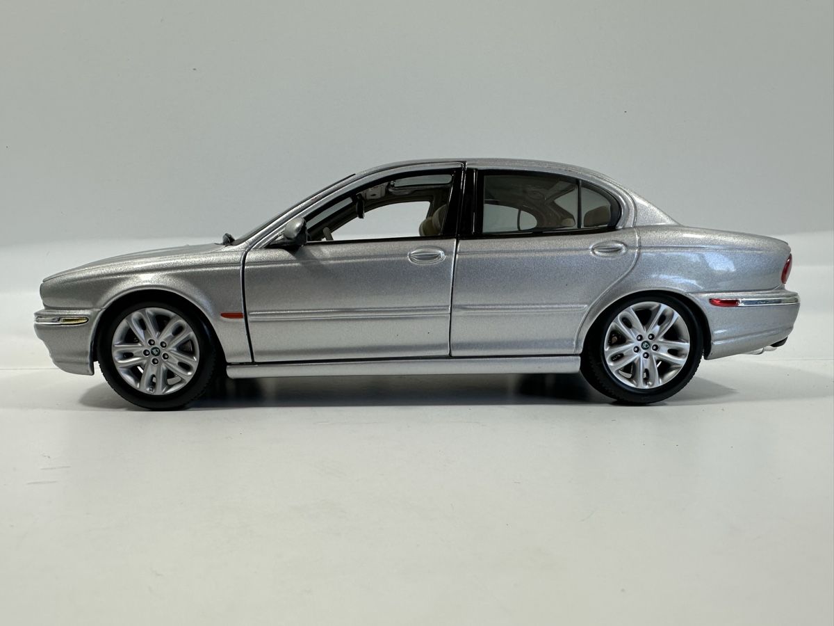 Maisto Modellini d'auto: Jaguar X-Type 3.0 1:18, silbrig, MAISTO  – Usato da Zofingen venduto da rf9_x2xt 2
