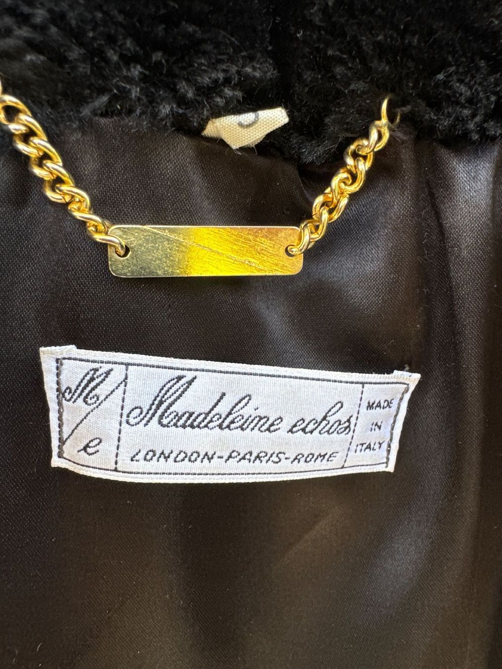 Cappotti: Schwarzer Kunstpelzmantel – Usato da Freienbach venduto da Azalea 4