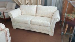 Gemütliches 2er Sofa mit Blumenmuster, hell, frisch gesta...