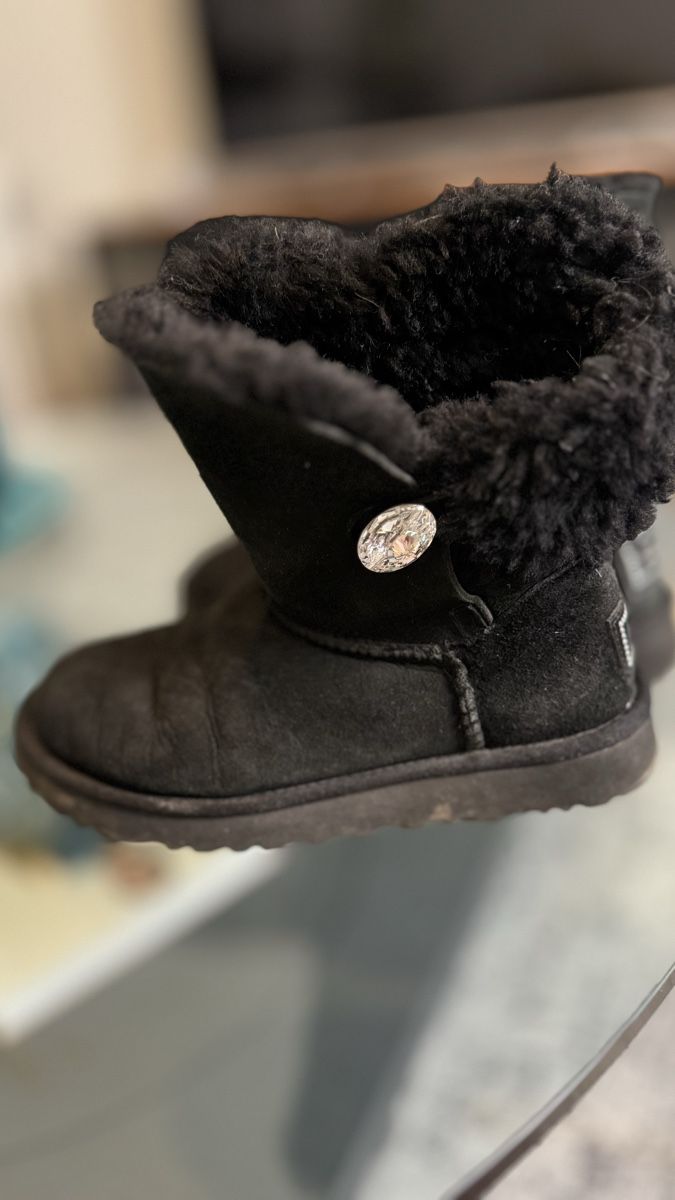 Ugg Chaussures femmes: UGG-Stiefel | mit Kristall-Knopf | Größe 36 – D'occasion à Kilchberg ZH par nad_6dwp 5