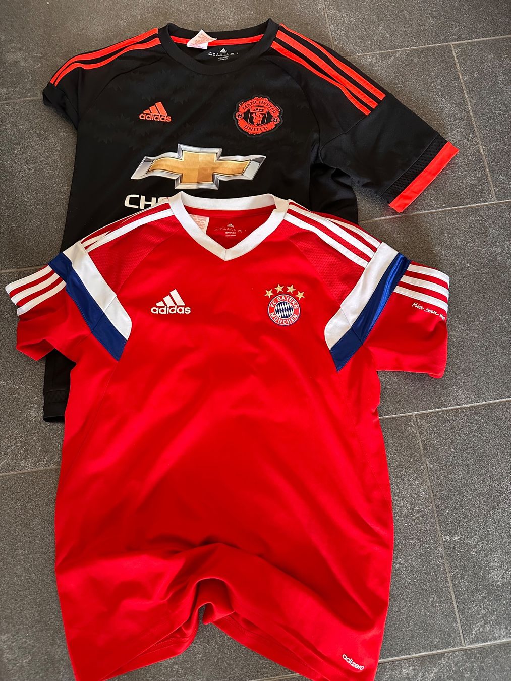Manchester United Scarpe, pantaloni & magliette da ginnastica: 2  Trikot, Adidas, original – Usato da LAUERZ venduto da sruncheli73