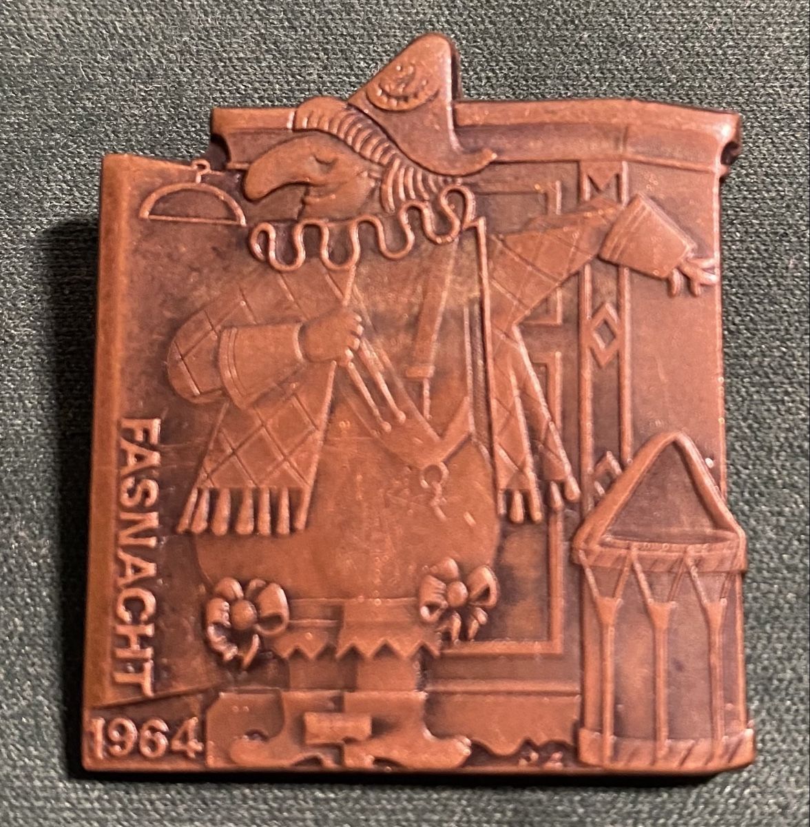 Spille & Fermagli: Fasnachts-Plakette 1964 Basel – Nuovo e nell'imballaggio originale da Allschwil venduto da Deal_Tiger99