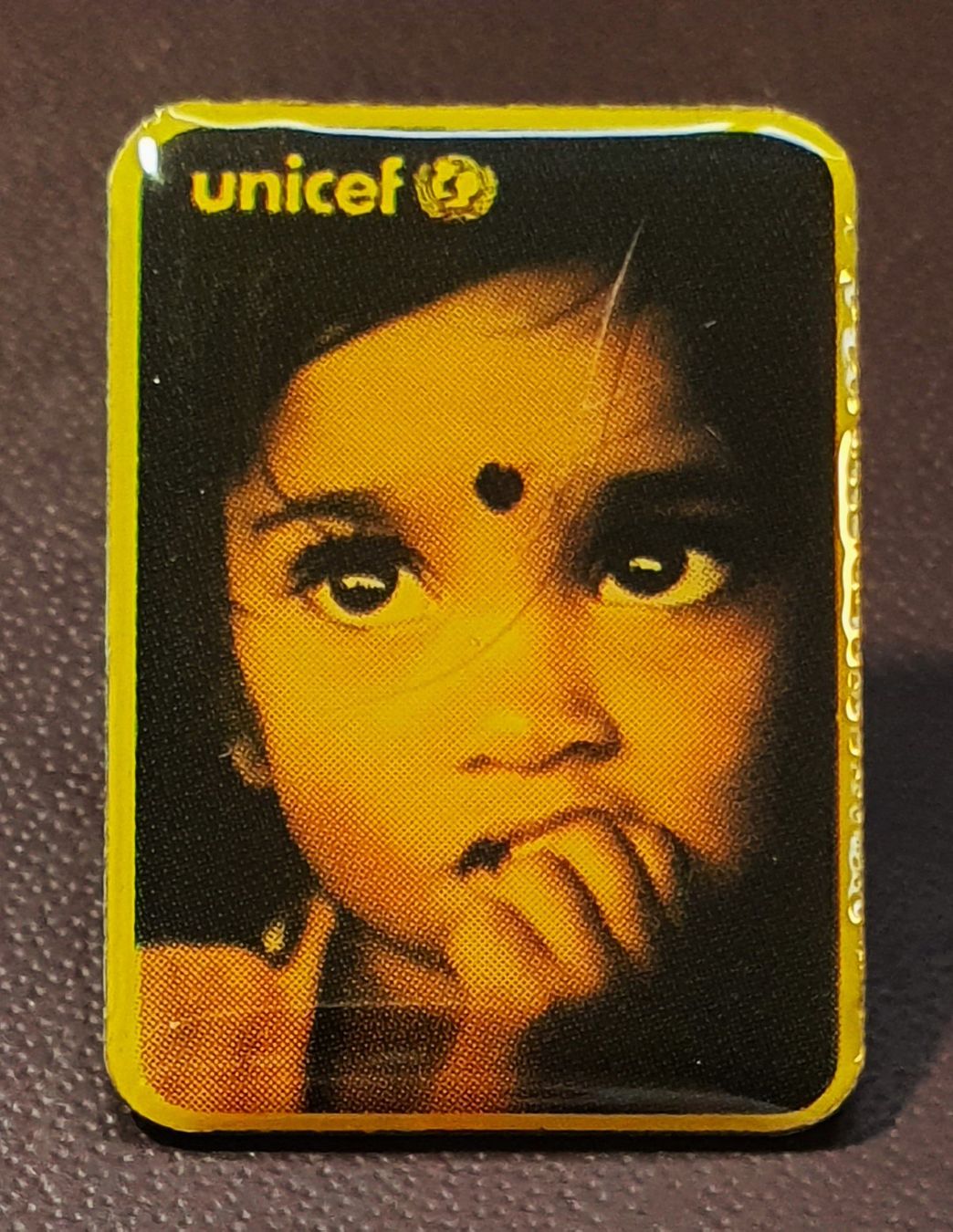 Assiettes: S506 - Pin Kinder unicef  Mädchen – D'occasion à Reinach BL par Boston-Verkauf