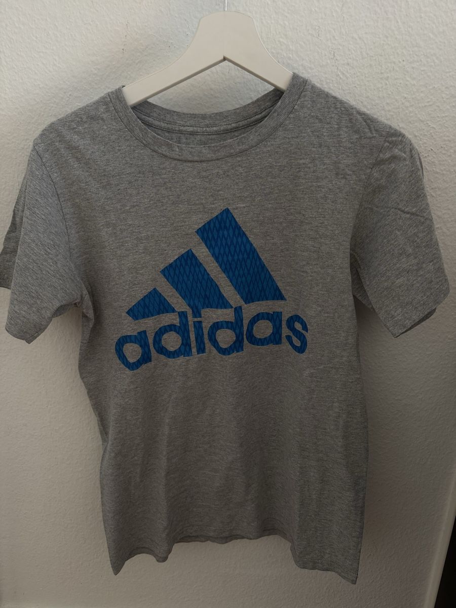 Adidas T-shirt: Graues Adidas T-Shirt – Usato da Zürich venduto da val_99cm