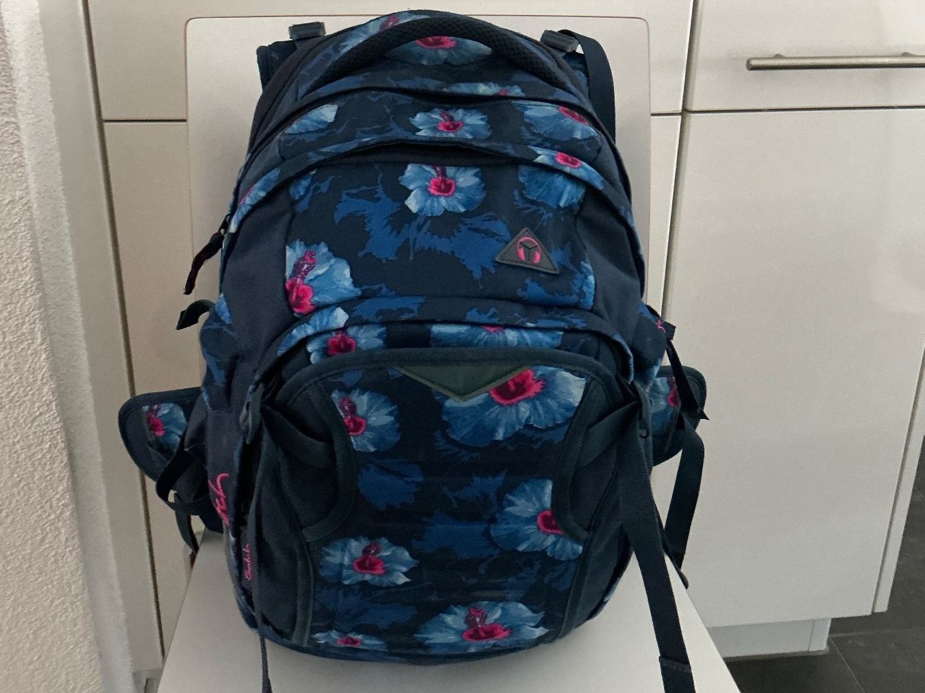 Satch Sacs & sacs à dos: Satch Rucksack Blumenmuster dunkelblau gebraucht – D'occasion à Zürich par kochannette 1
