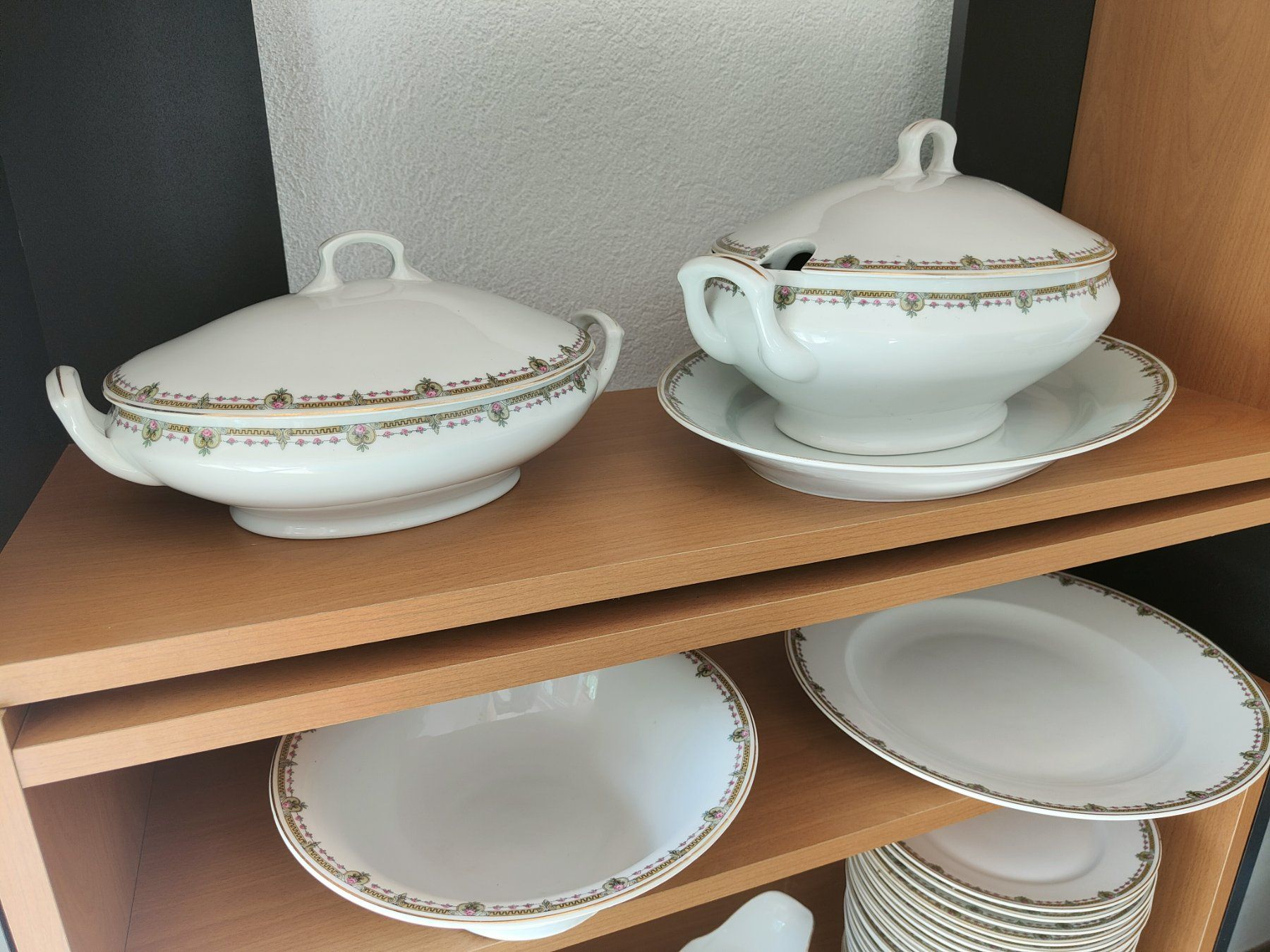 Set di piatti: Service de table LANGENTHAL en porcelaine, set complet – Usato da Develier venduto da starcustomer 1