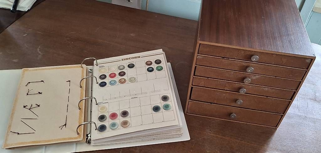 Giochi: Grosse Knopfsammlung mit Holzbox & Musterordner – Usato da Rüti ZH venduto da Liliane_market