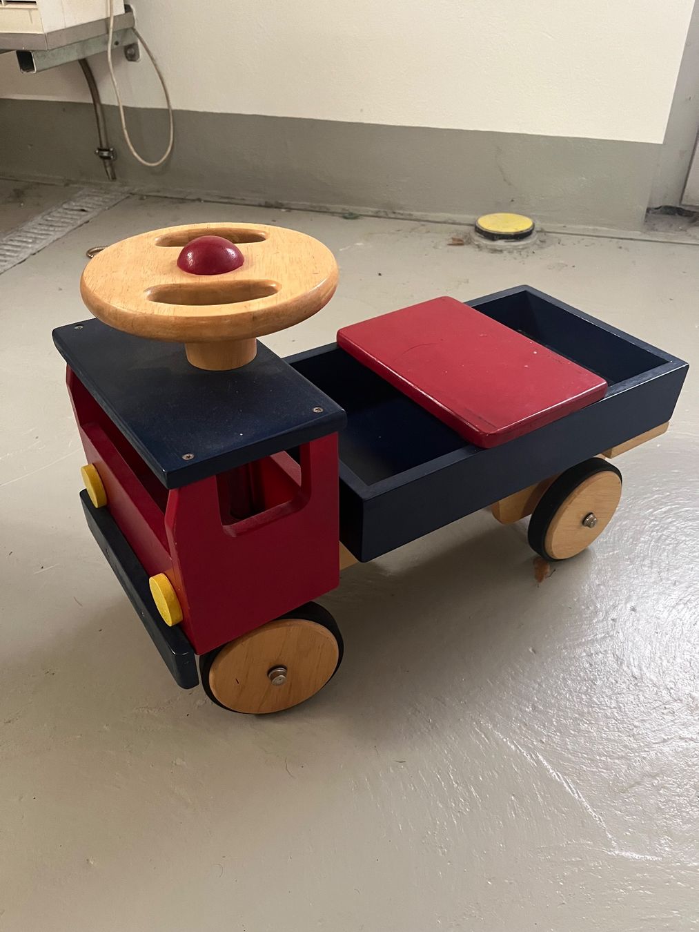 Spielzeuge: Holzlastwagen mit Sitzbank – Gebraucht aus Winterthur von yelling_at_cloud