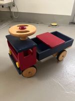 Holzlastwagen mit Sitzbank