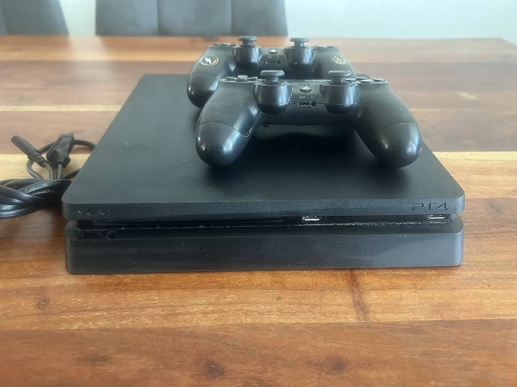 Console: Sony PlayStation 4 Slim PS4 + 2 Controller – Usato da Winterthur venduto da Campos1 2