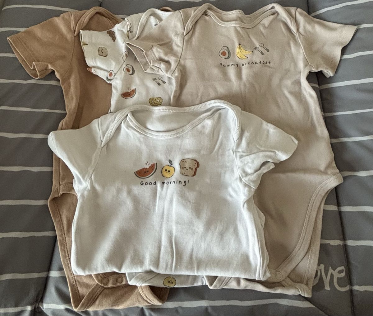 Ensembles coordonnés: 4 kurzarm Bodies, Grösse 92 – D'occasion à Schleinikon par Jessica_Lutishi