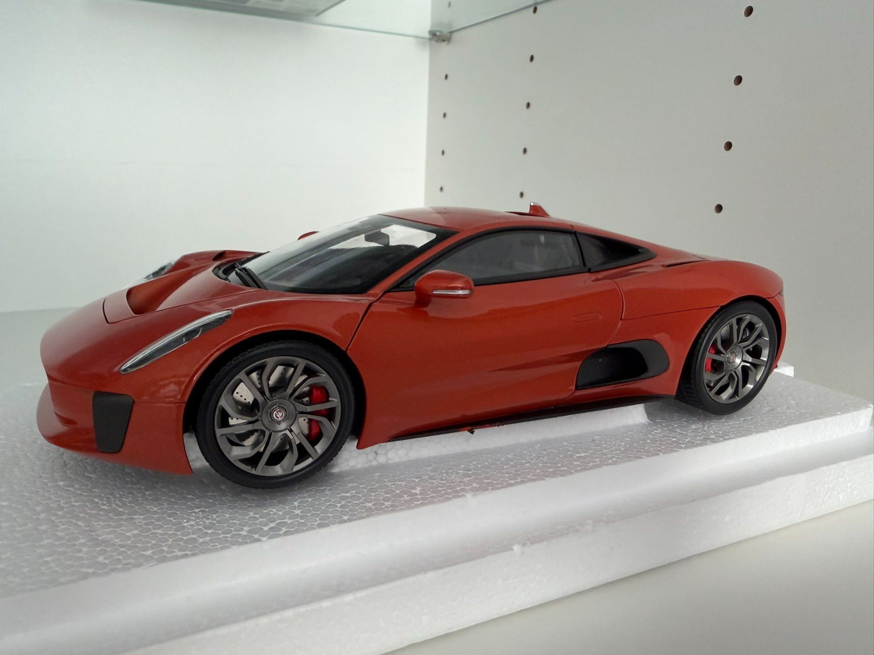 Jaguar Modellini d'auto: 1:18 Almost Real - Jaguar C-X75 – Difettoso da Tübach venduto da BonnevilleMotors
