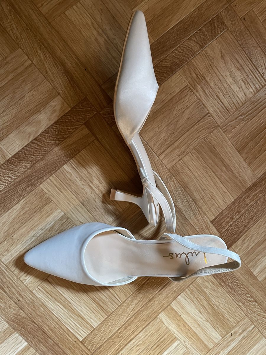 Scarpe da donna: Weisse Satin Pumps – Nuovo e nell'imballaggio originale da Grossdietwil venduto da celineeeee 4