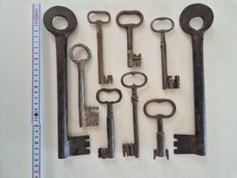 9 antike, schöne Hohldornschlüssel