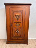 Vintage Bauernschrank im Biedermeier Stil floraler Bemalung