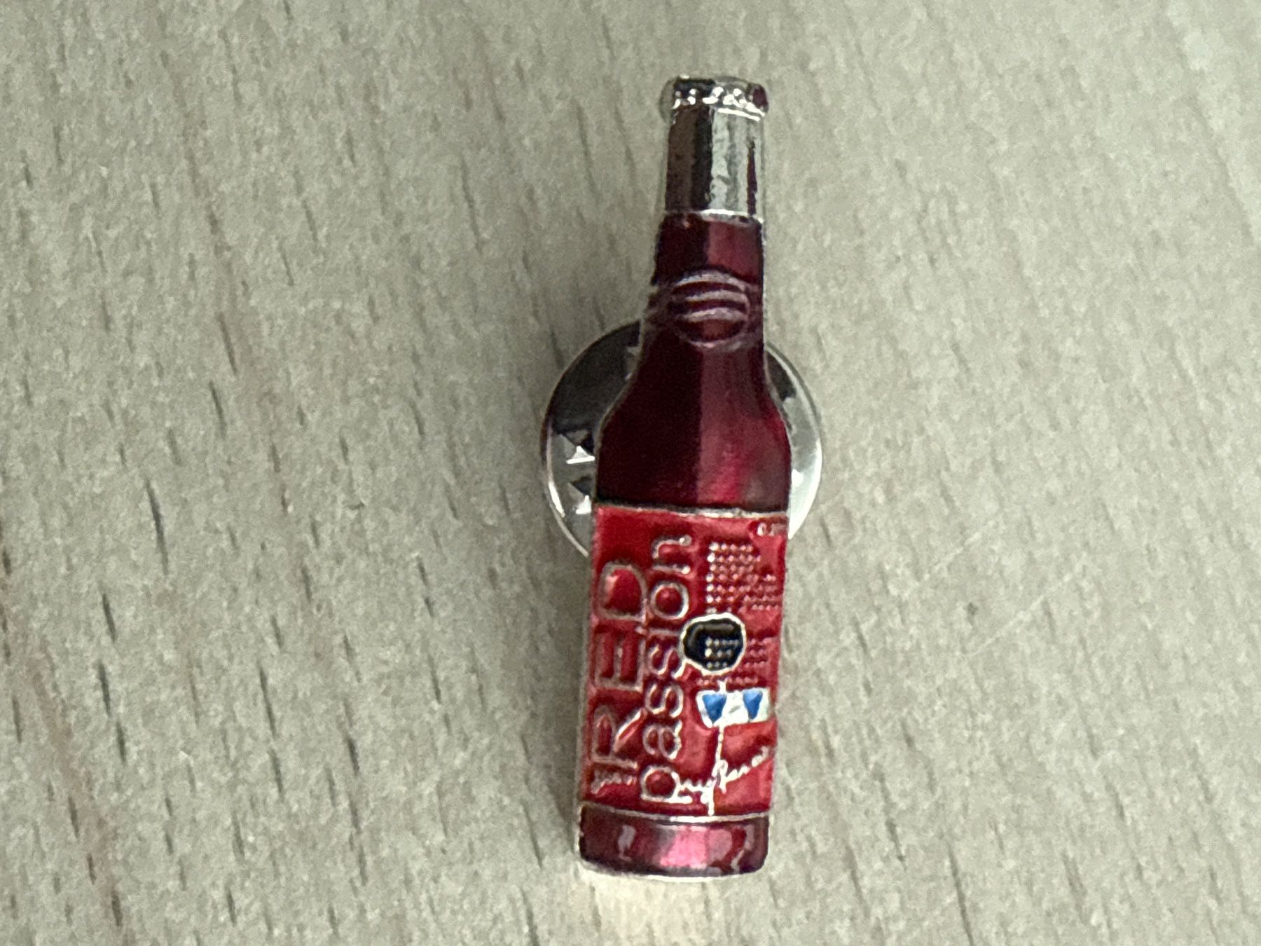 Plaketten & Abzeichen: Pin Flasche Red Passion – Gebraucht aus Glattbrugg von Schweigmatt