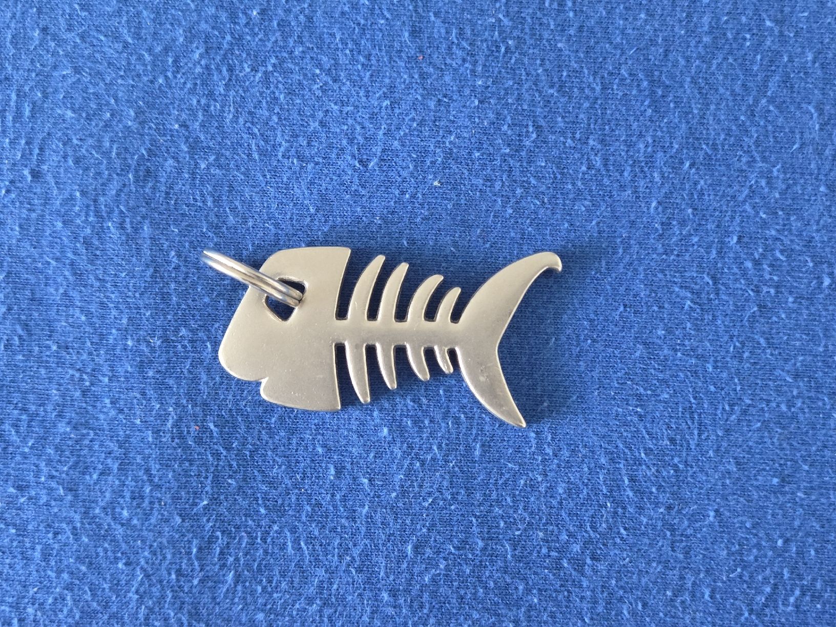 Katzenklappen: Fishbone Anhänger – Gebraucht aus Rickenbach-Sulz von Bacardibabe