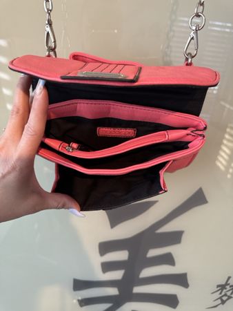Pinke Umhängetasche mit silberner Kette
