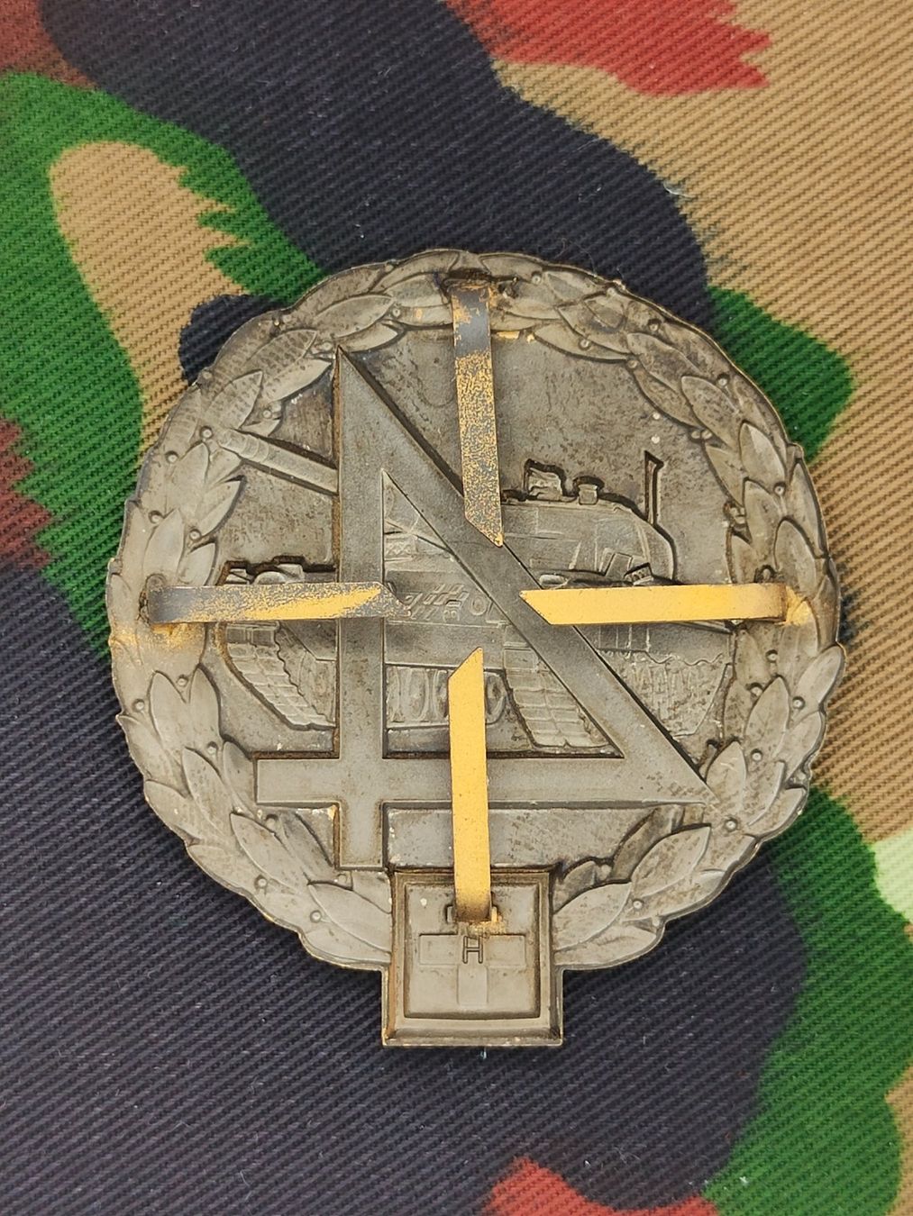 Schweizer Armee Uniformi: Béretemblem Panzerbrigade 4 Goldkranz – Usato da Bauma venduto da SwissMilitaria 1