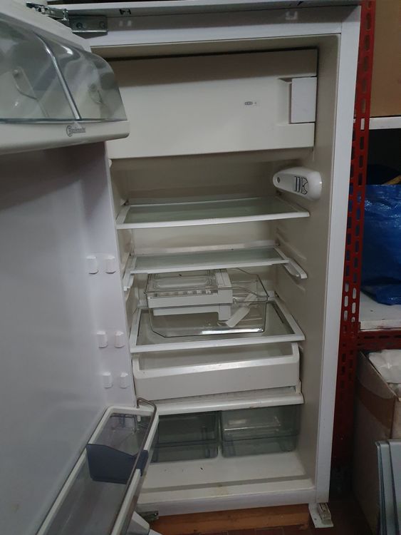 Supporto inferiore di ricambio per frigorifero americano Bosch 00673124