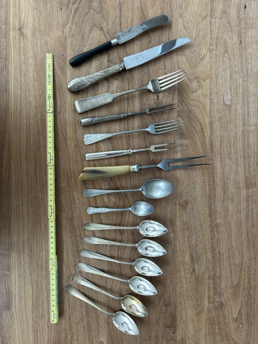 Set di posate: Verschiedenes Besteck Messer Gabel Löffel Silber Metall – Usato da Kreuzlingen venduto da Pix66