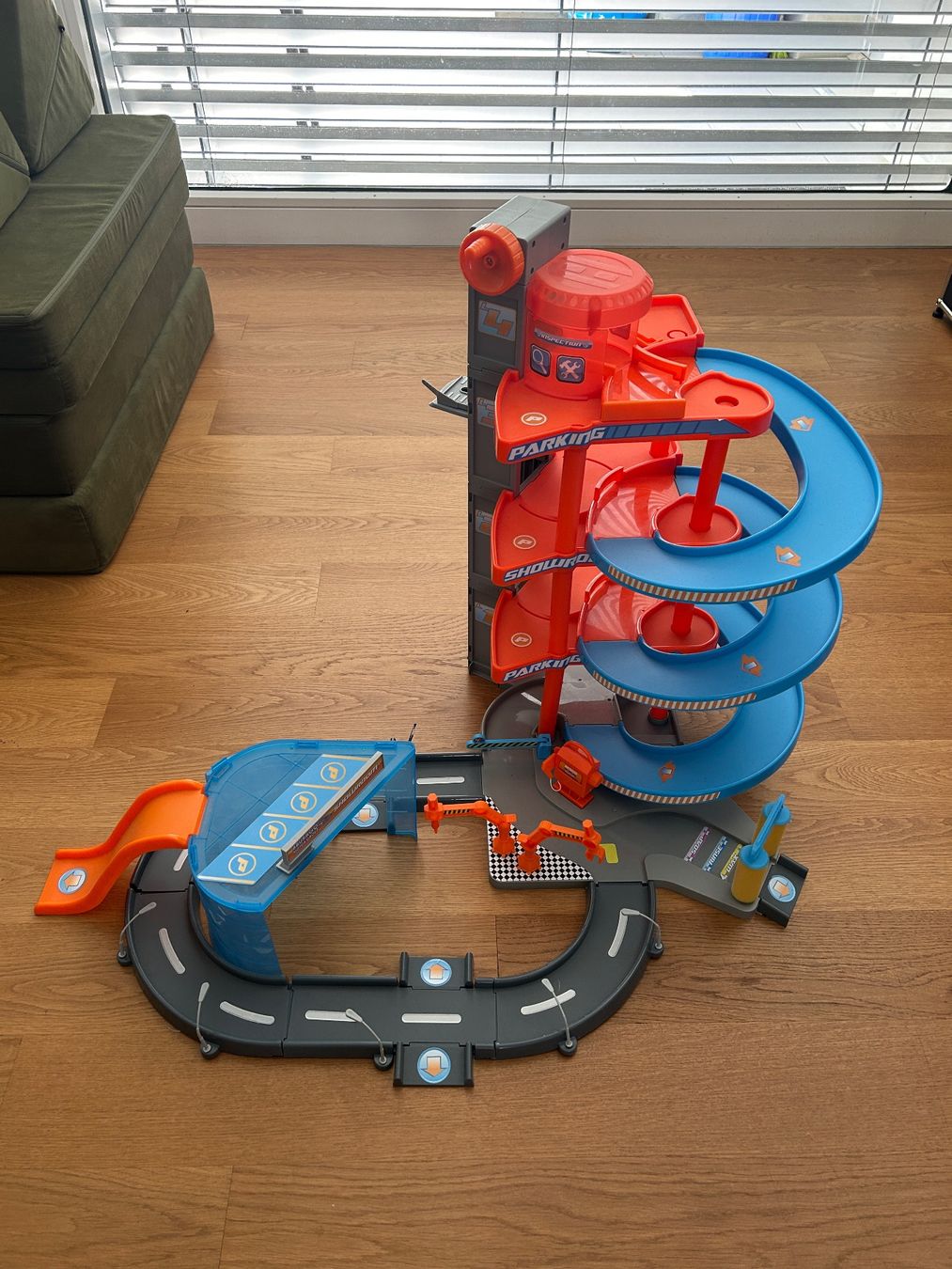 Jouets: Autogarage / Mega Dealer Showroom – D'occasion à Nidau par kup_rl85 1