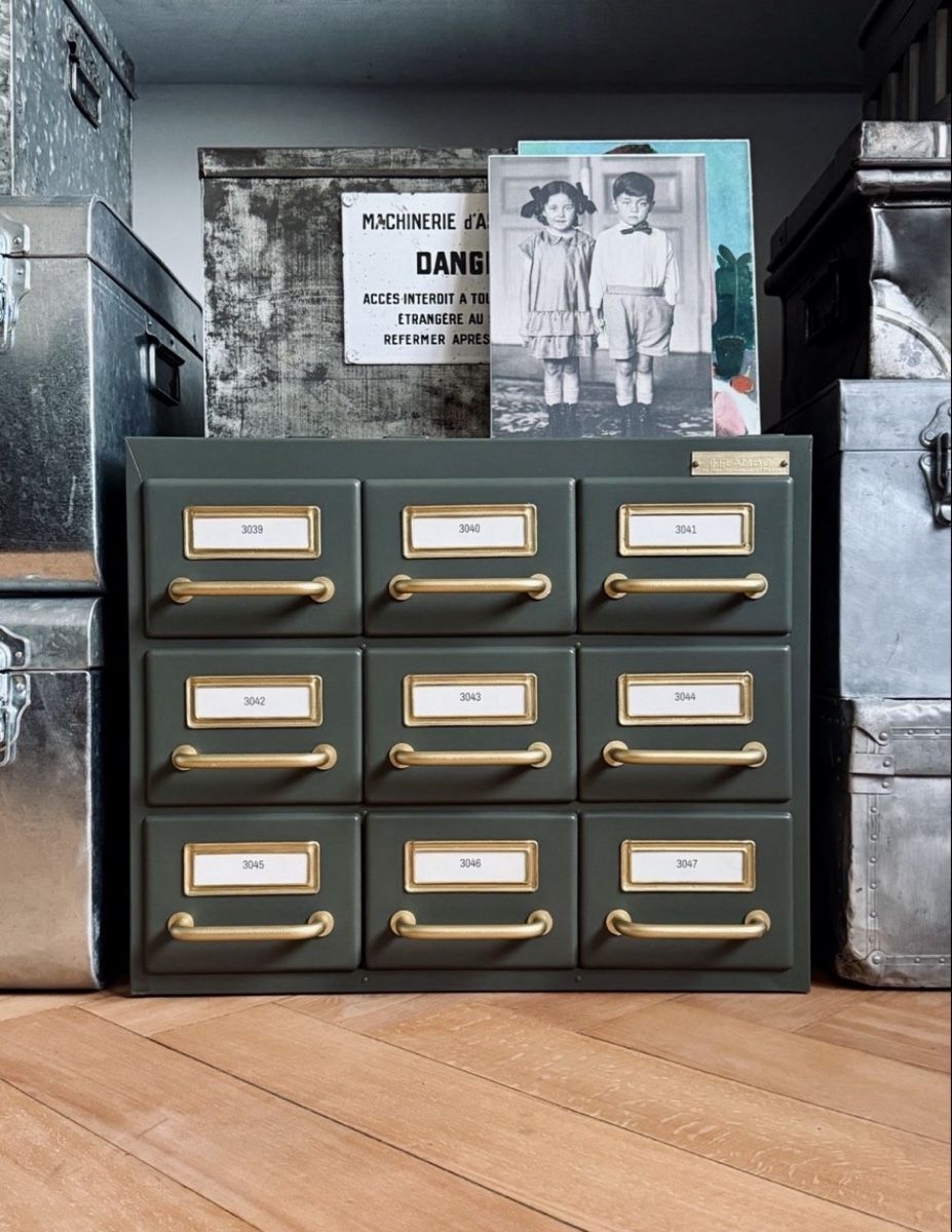 Cassettiere: Schubladenmöbel, FLAMBO Paris – Usato da Winterthur venduto da Divns