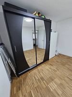 Kleiderschrank mit Spiegel