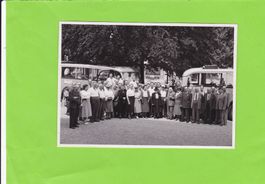 Personen vor Oldtimer-Bussen