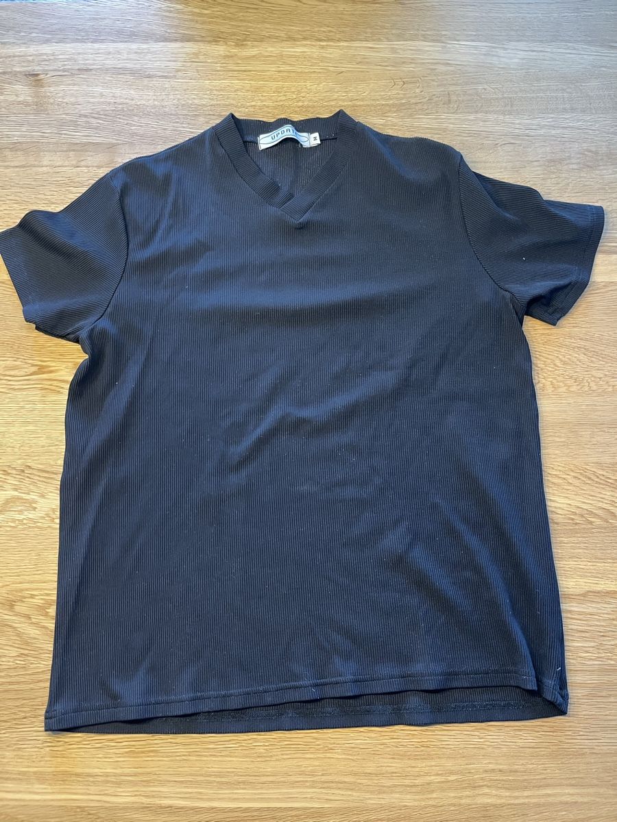 T-shirt: Schwarzes T-Shirt – Usato da Detligen venduto da mar_glh2