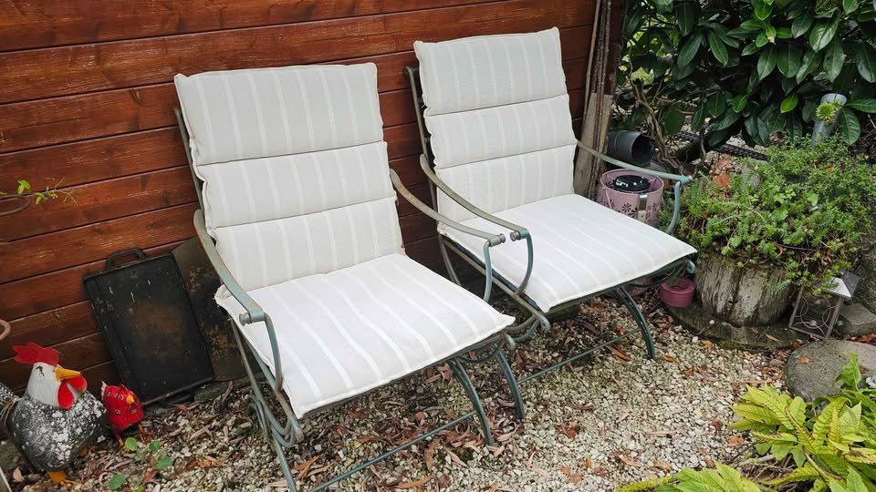 Chaises: Garten Stühle massiv mit Tisch – D'occasion à niederbipp par c10 2