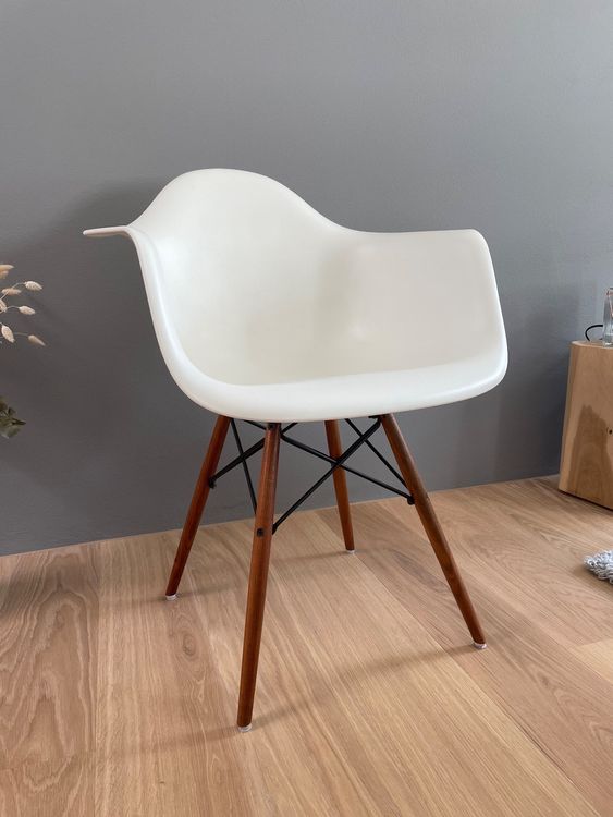 Vitra Eames Armchair Weiss mit Holzbeinen Kaufen auf Ricardo