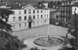Bellinzona (TI) Piazza Governo con fontana