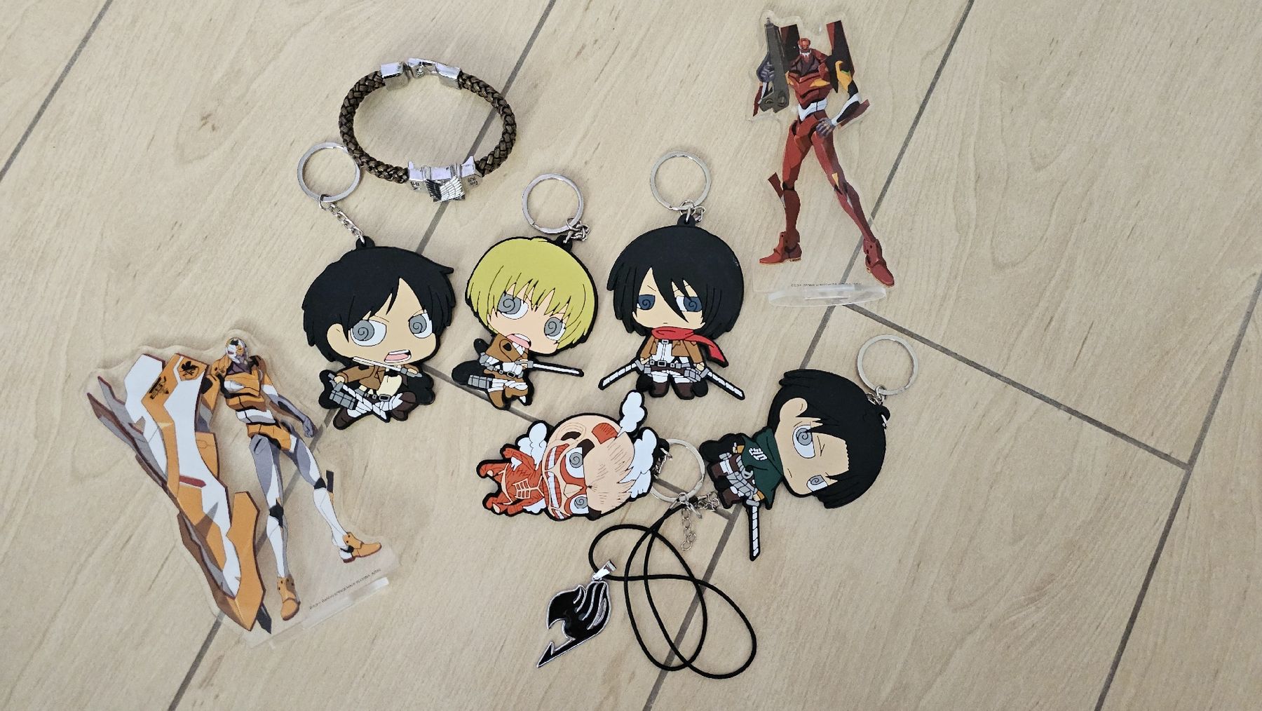 Statuette: Gadget set - AoT, Evangelion, Fairy Tail – Nuovo (secondo la descrizione) da Ascona venduto da nes_cxn7