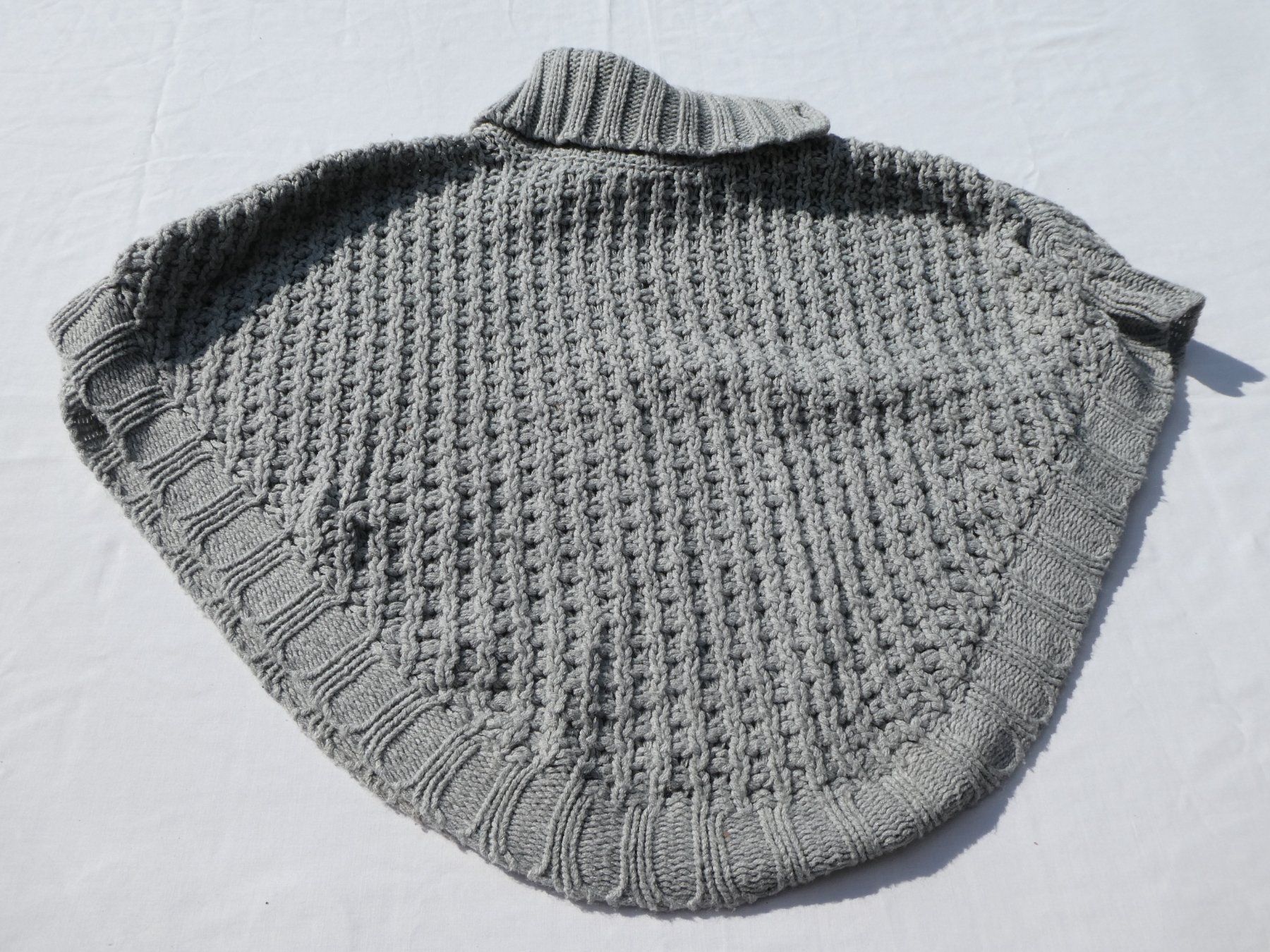 Maglioni & Felpe: Strick-Poncho von Tschibo, Gr. 122/128 – Usato da Gattikon venduto da kaandooh 3