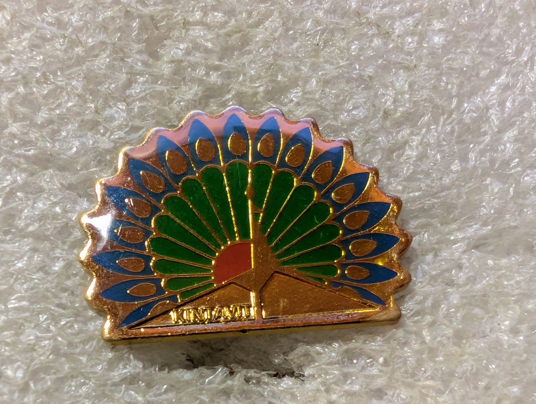 Plaketten & Abzeichen: Ansteckpin 37: Pfau – Gebraucht aus Oppligen von Pin-Fall-Shop