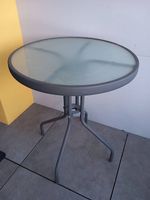 Tavolo rotondo in vetro per esterno 