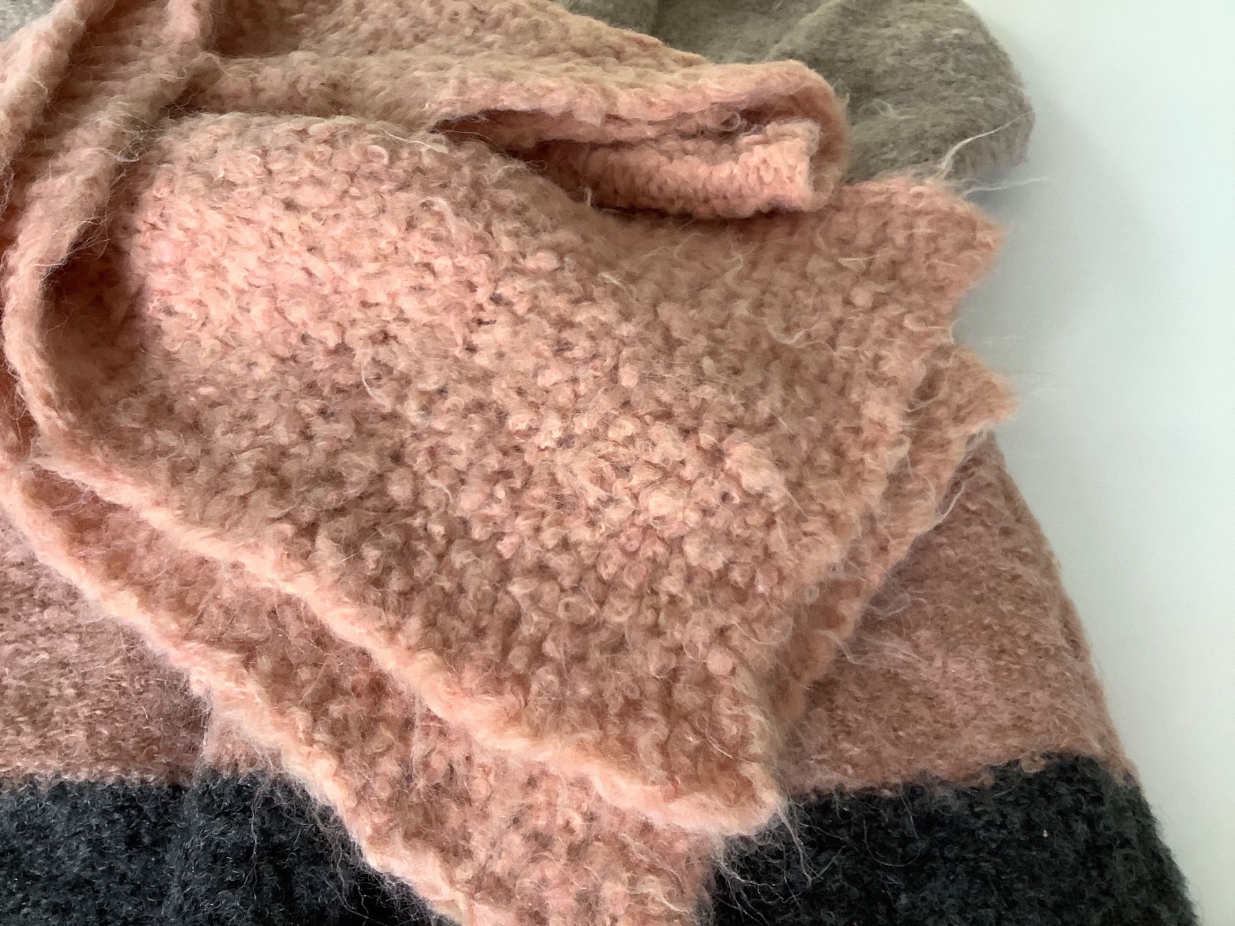 Giacche: Wunderschöne Strickjacke mit Schal – Usato da Triesen venduto da boston7 1