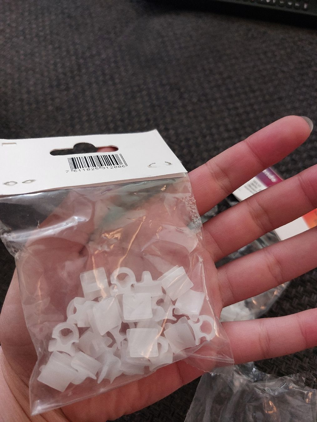 Sonstiges für Haushalt & Wohnen: 40 Vorhang Gleiter mit Ösen plastik – Neu und originalverpackt aus Gwatt (Thun) von B.D.999 1