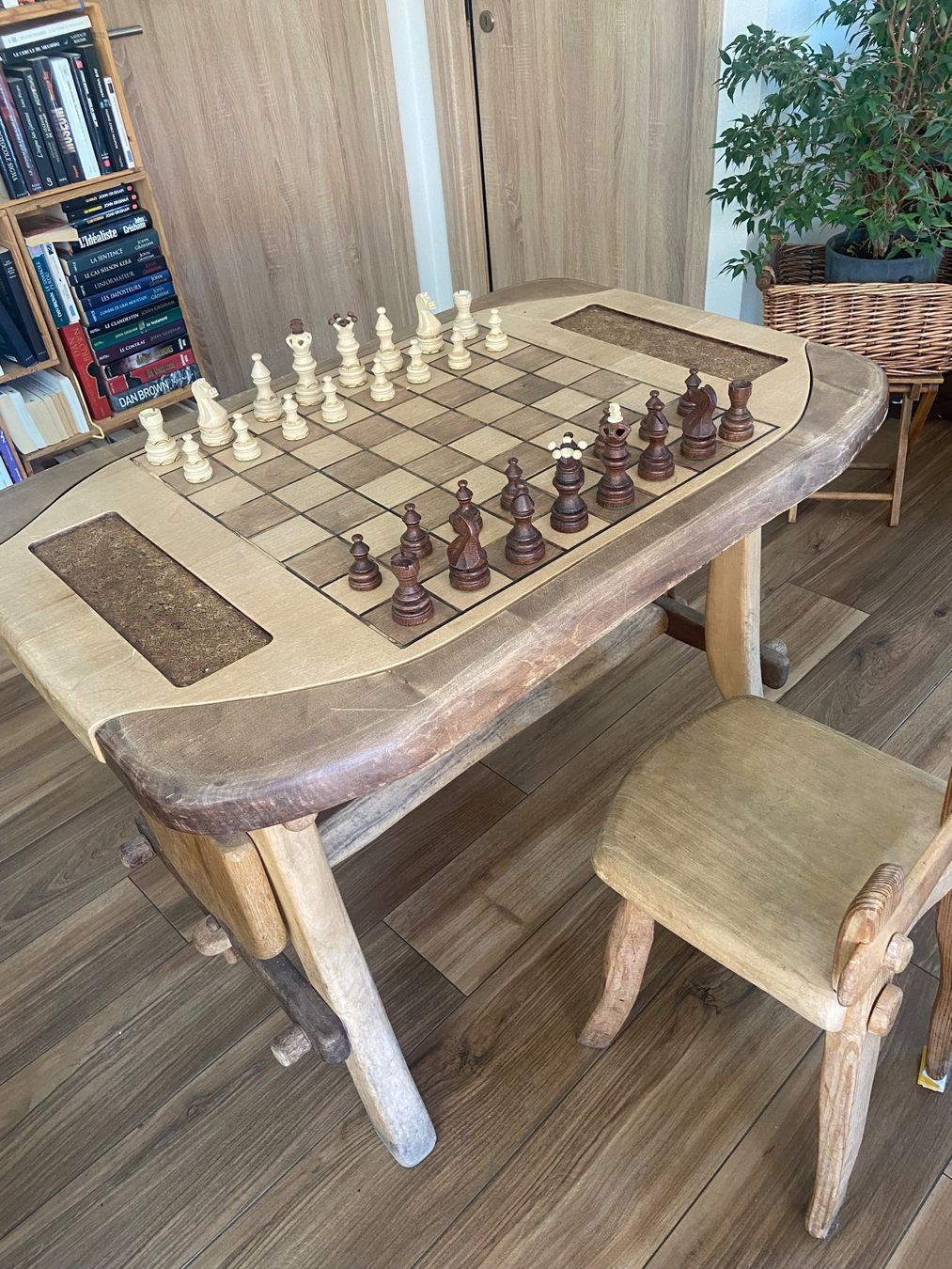 Tischset: Table unique d'échecs + 2 tabourets / hêtre/chêne – Gebraucht aus Gryon von kik_9pqm 1