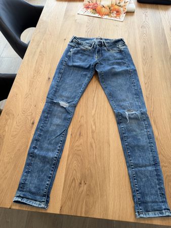 Jeans Guess usati, taglia 27 - perfetti per l'autunno!