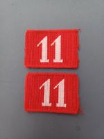 2 Achselnummern 1898, weisse 11 auf rotem Grund