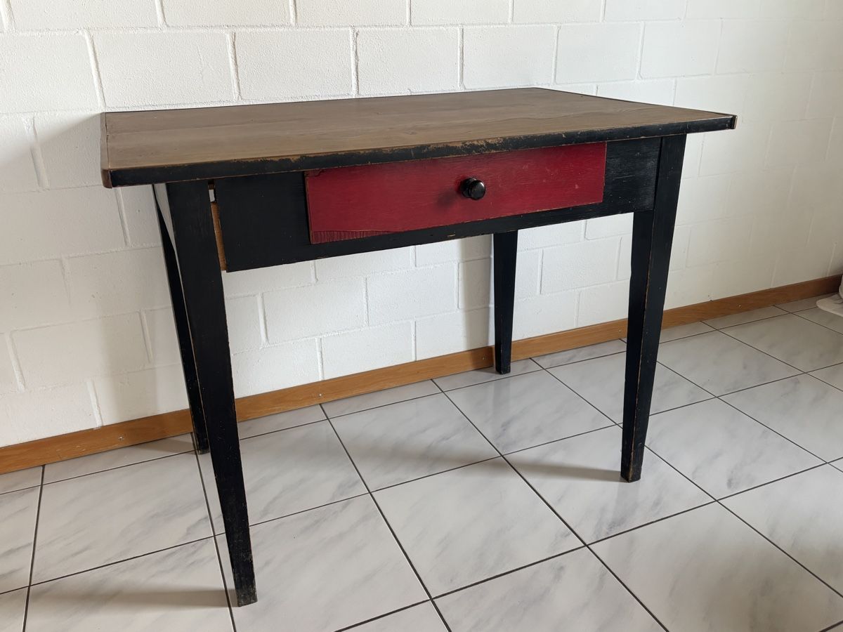 Tische: Kleiner rustikaler Tisch – Gebraucht aus Hunzenschwil von nao_62vx