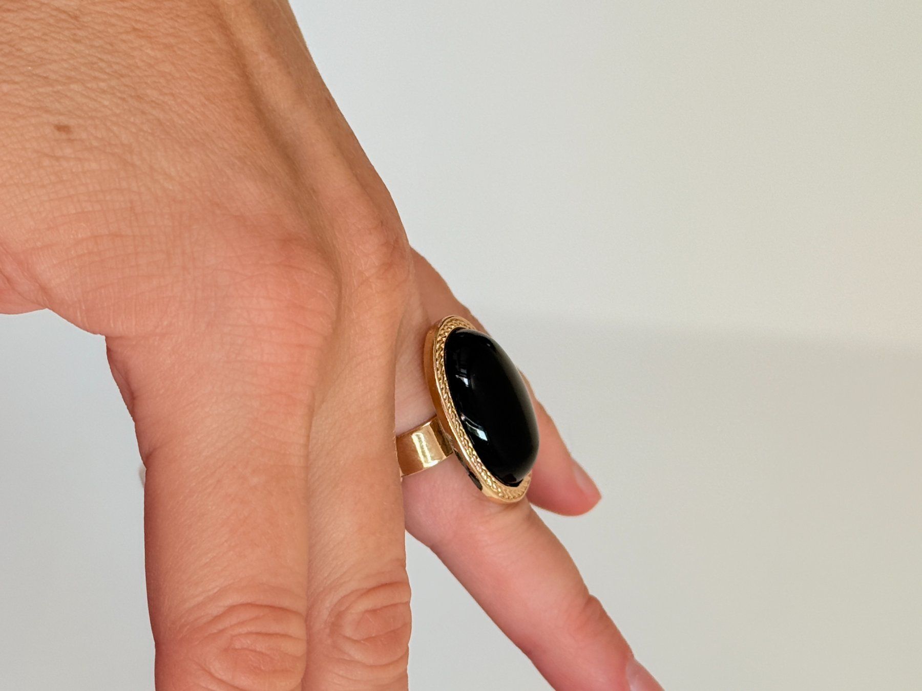 Ringe: Bague or pierre noire forme ovale resize – Neu und originalverpackt aus Genève von AGBERG 2