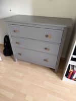 Graue Hemnes Kommode von Ikea mit 3 Schubladen