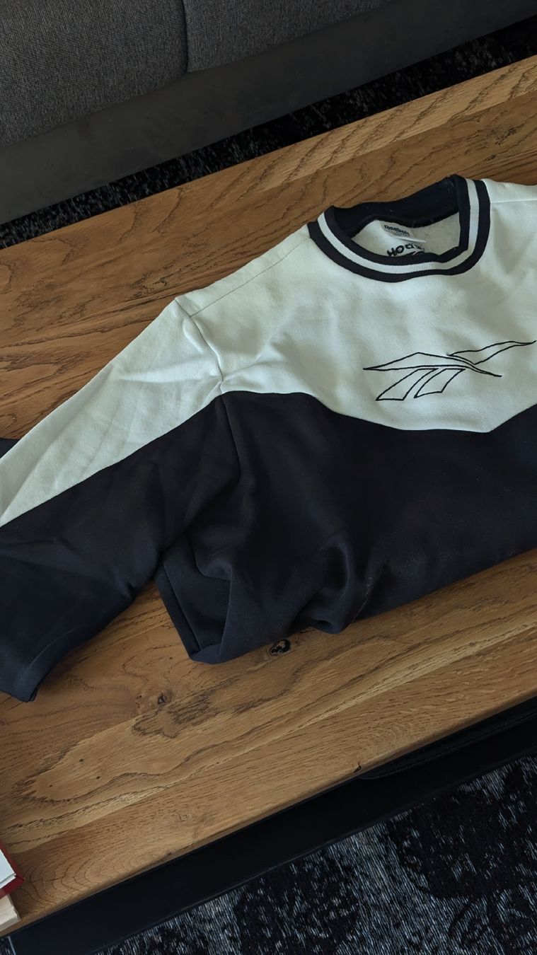 Reebok Pulls & Sweat-shirts: Reebok Sweatshirt schwarz/weiss mit Logo – Neuf (Voir description) à St.Gallen par reLapseOne 1