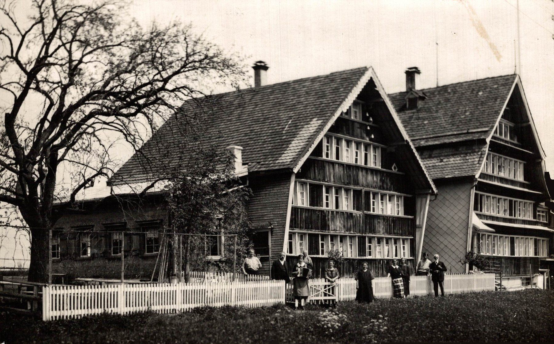 Ansichtskarten: Herisau. Appenzellerhäuser – Gebraucht aus Bronschhofen von Astore